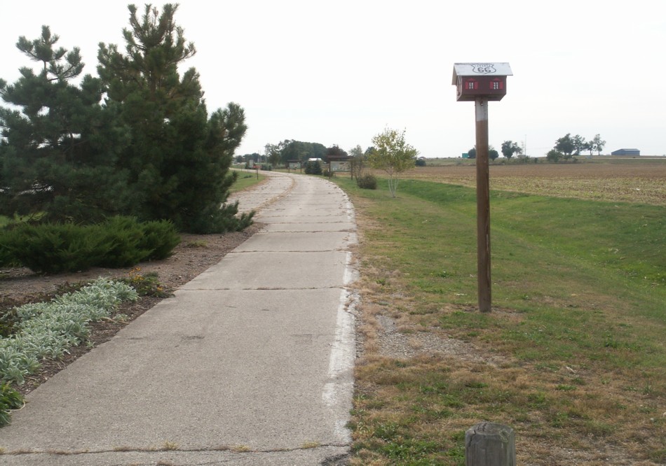 Old Route 66 pavement park looking south.